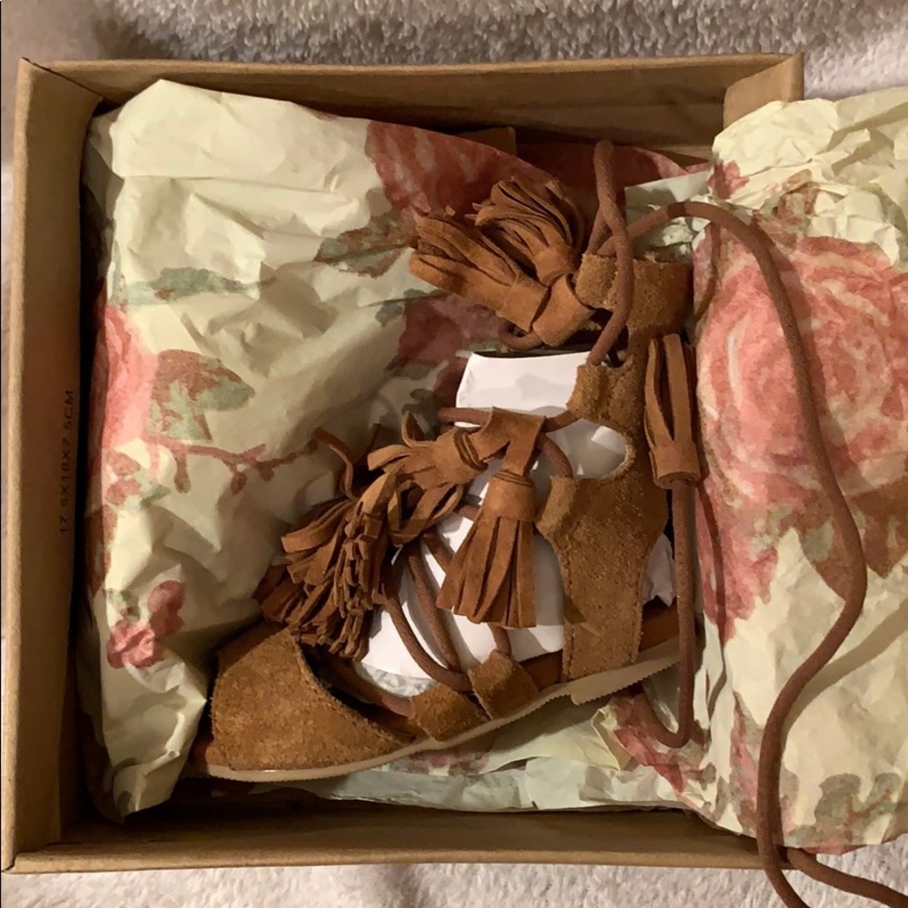 Nutmeg size 4 EUC